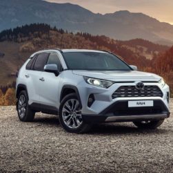 Автокредитов стало больше: продажи Toyota RAV4 в России выросли в два раза