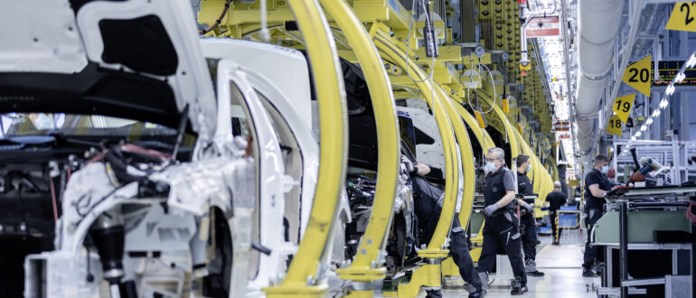 Заводы Mercedes постепенно восстанавливают работу по всему миру