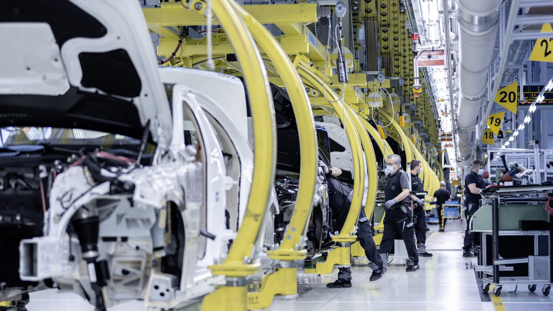 Заводы Mercedes постепенно восстанавливают работу по всему миру