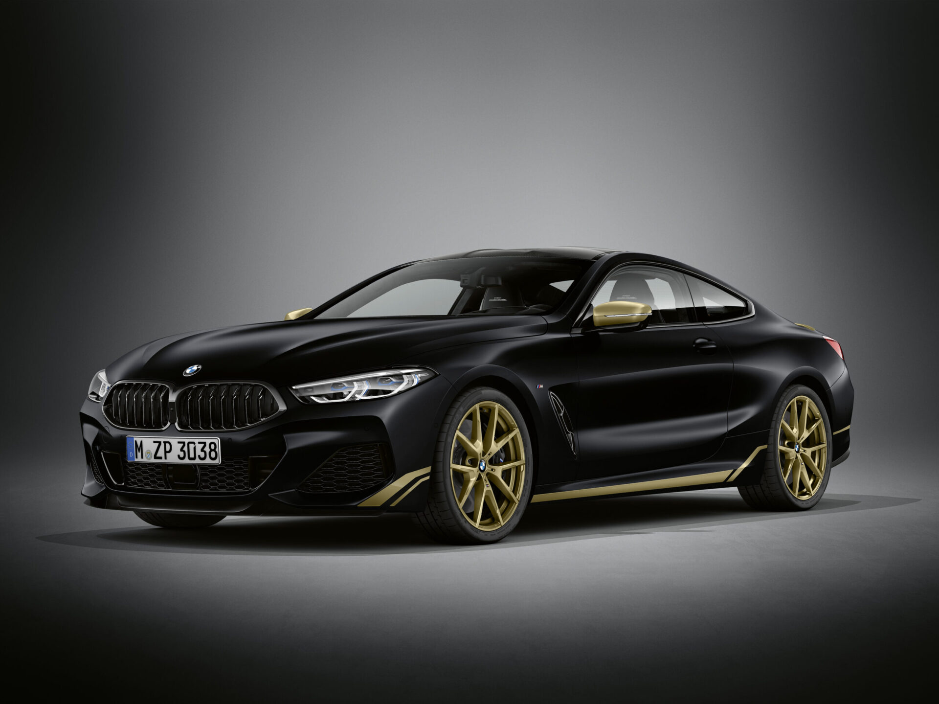 В России появятся эксклюзивные BMW 8 Golden Thunder Edition