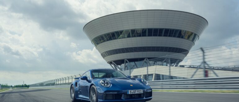Новый Porsche 911 Turbo выезжает из трех секунд
