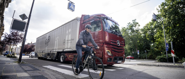 Каждый десятый погибший на дороге велосипедист задавлен грузовиком в Германии: больше Mercedes оснастят системой S1X