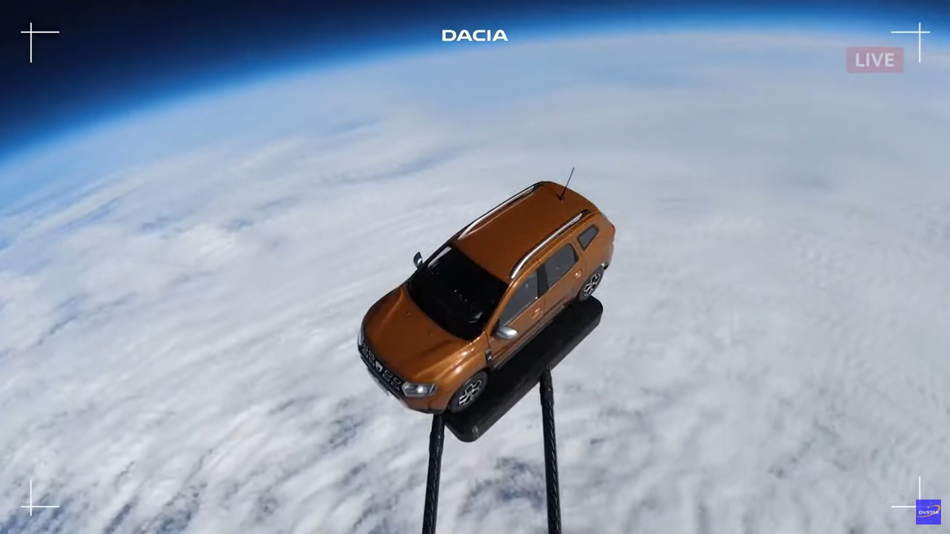 Запуск в космос кроссовера Duster показала на видео компания Dacia