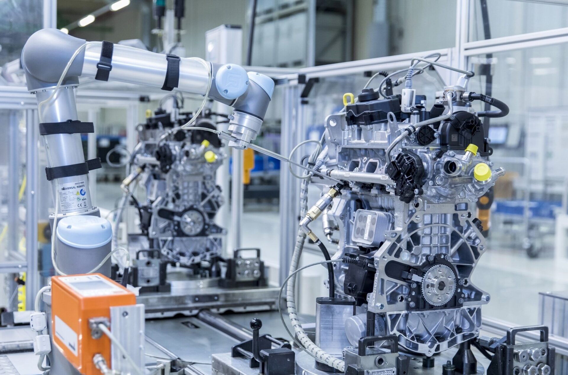 Двигатели Audi на конвейере нюхает робот