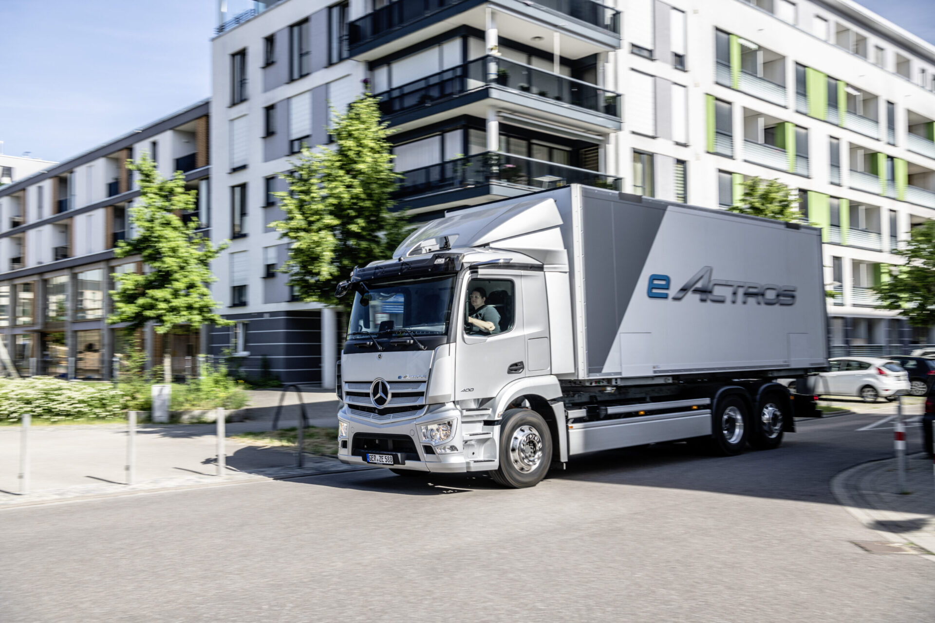Производство первого электрического грузовика Mercedes eActros стартует осенью 2021 года