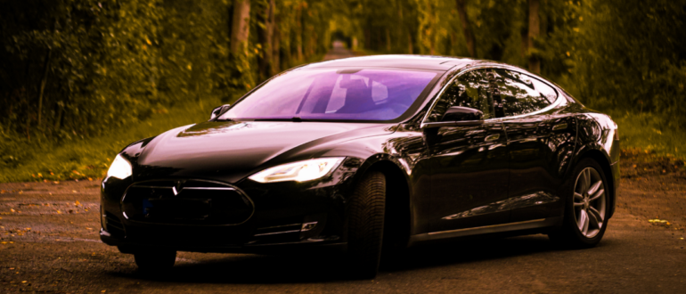 Блогер в США зарядил Tesla Model S путем буксировки на передаче