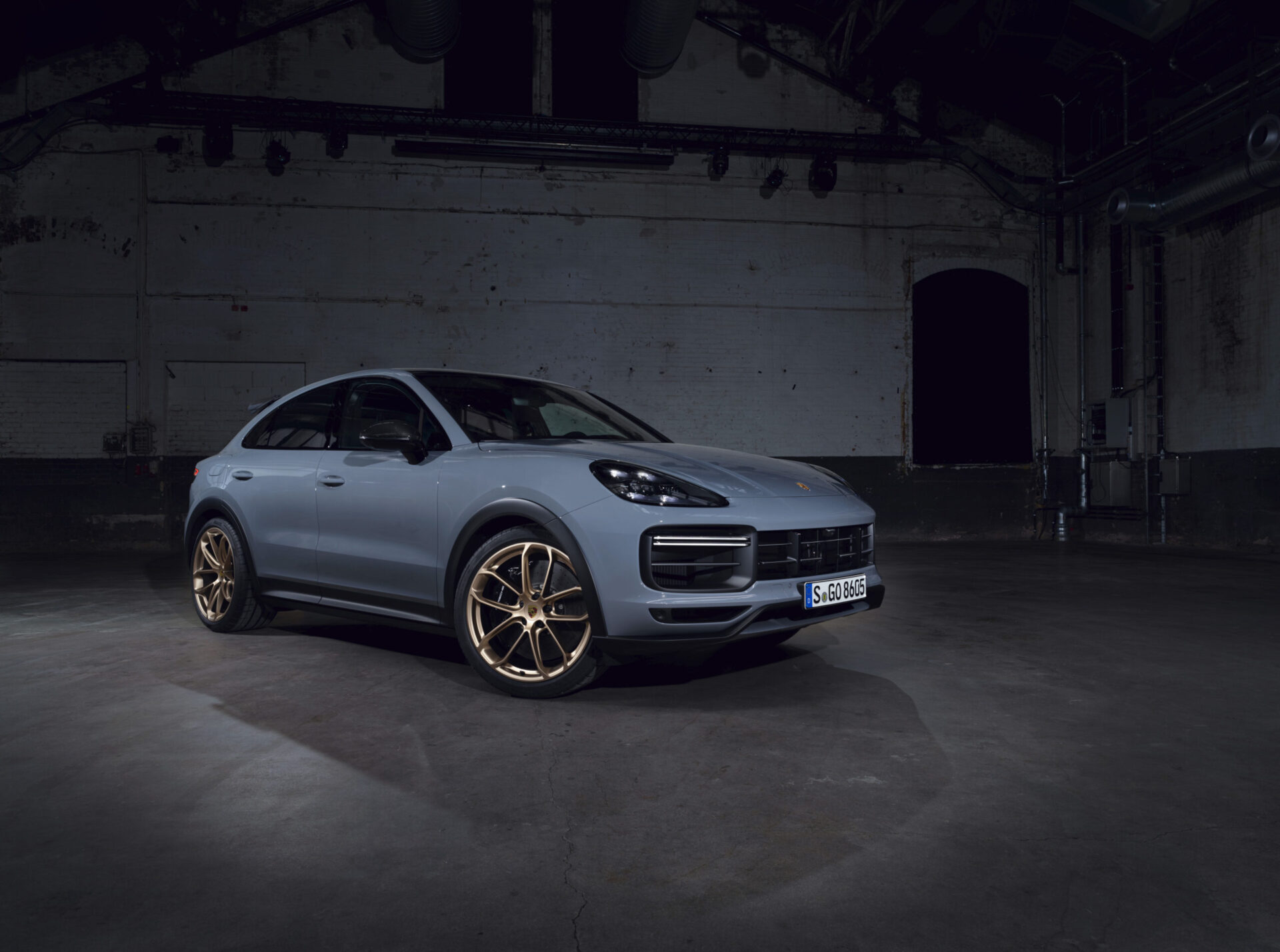 Поставивший рекорд для кроссоверов Porsche Cayenne GT доступен для заказа в России