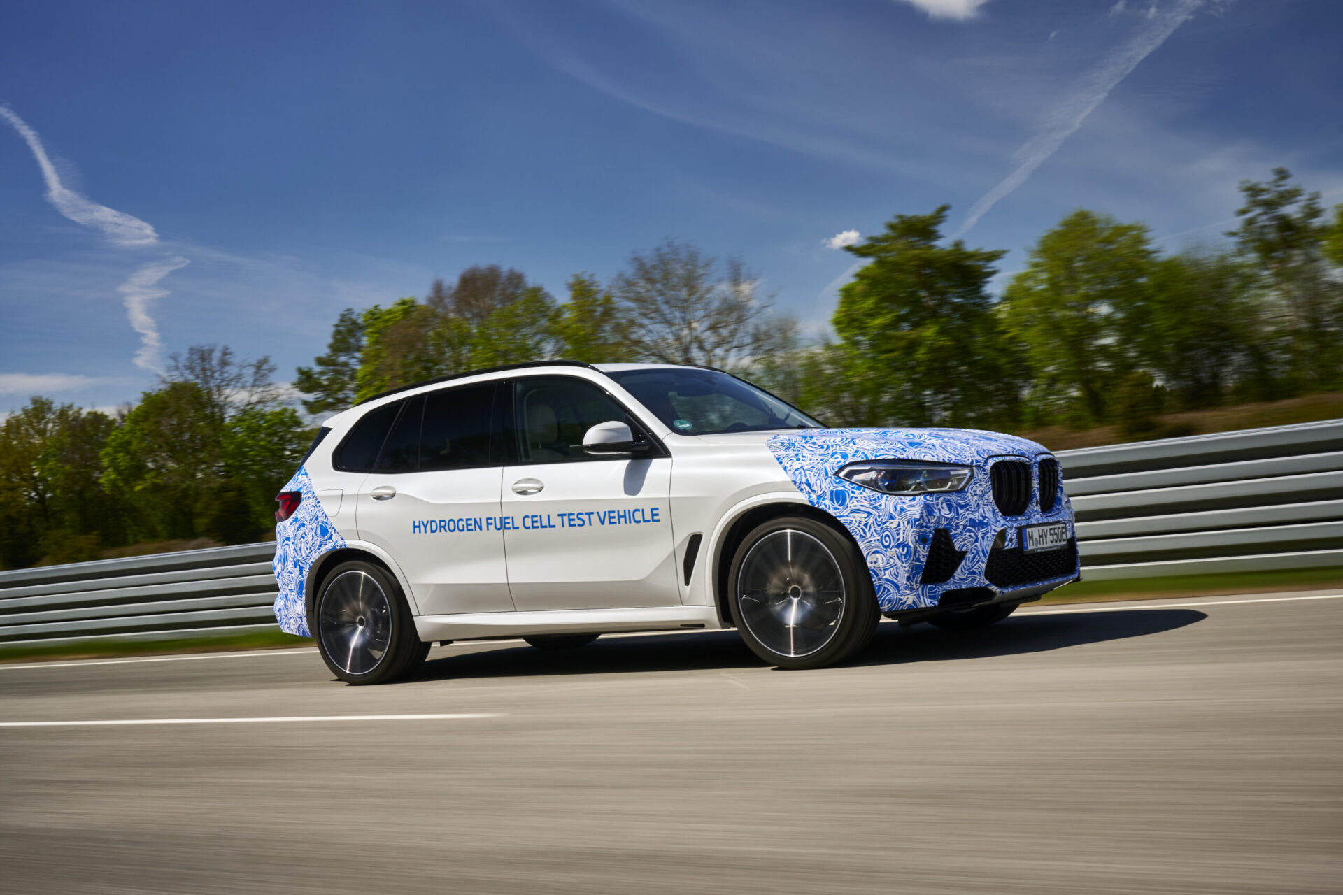 Водородный BMW X5 проходит дорожные испытания