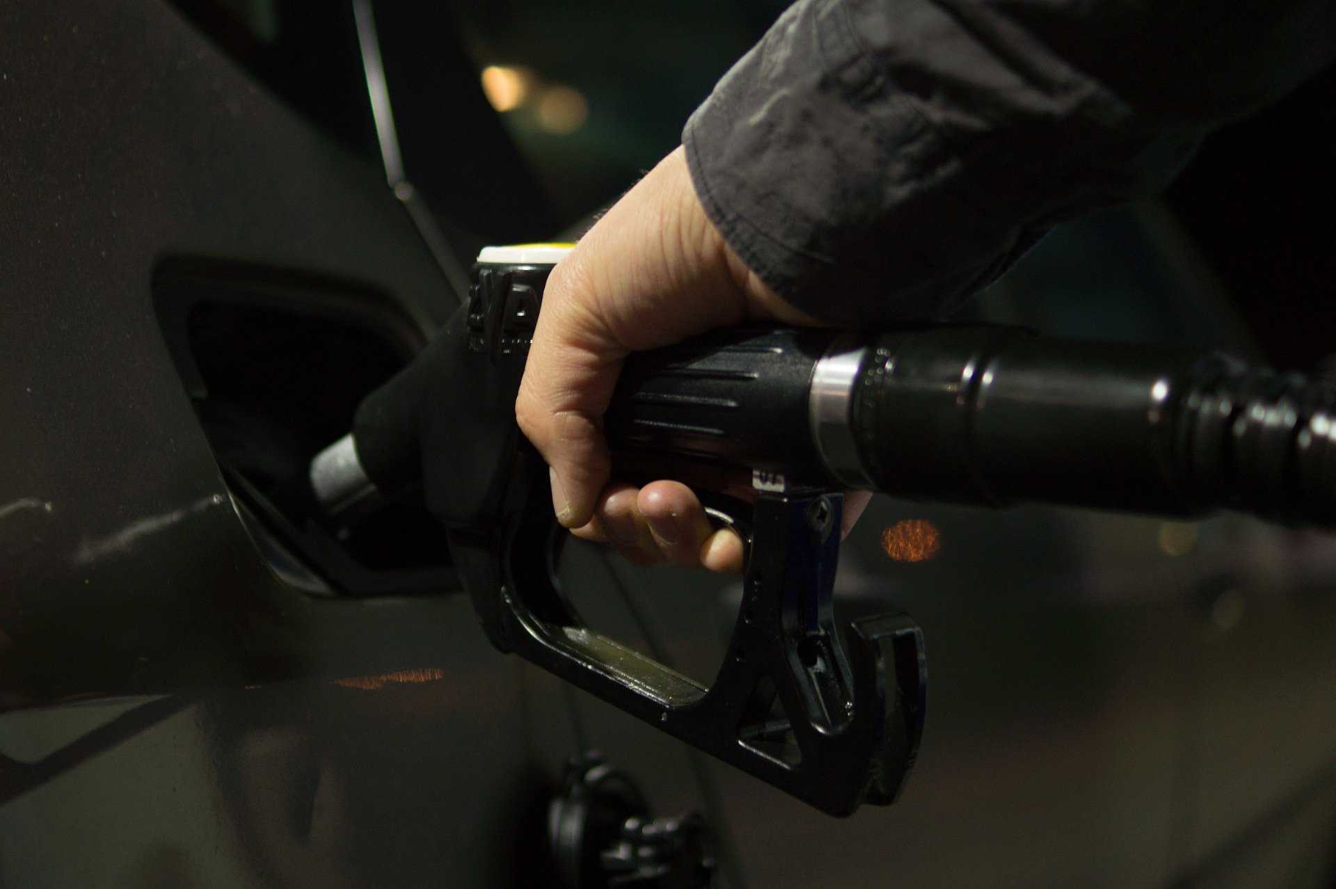 Каждый 20й водитель в России отказался от личного автомобиля после роста цен на топливо