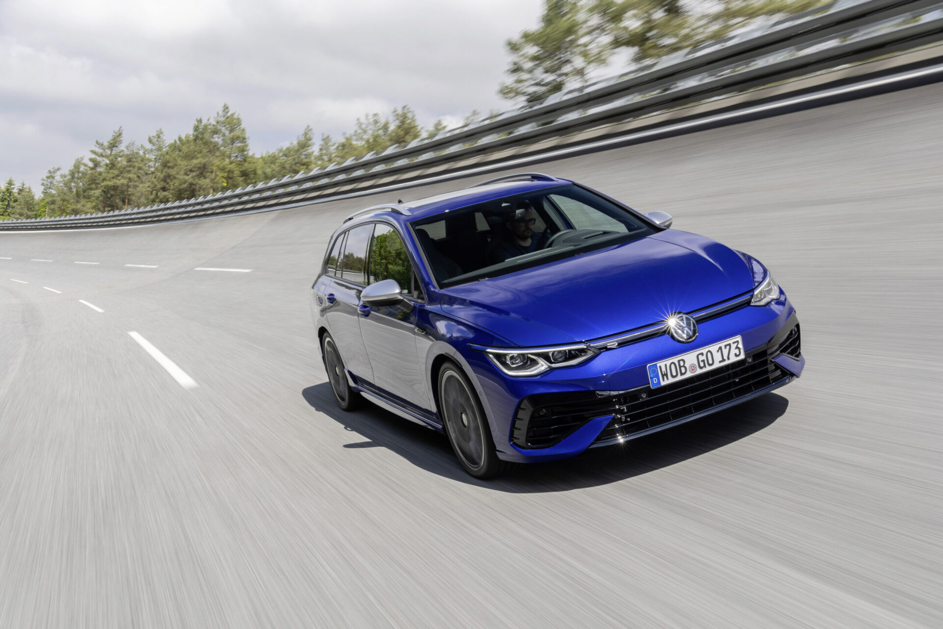 Volkswagen объявил о старте продаж мощного универсала Golf R в Европе
