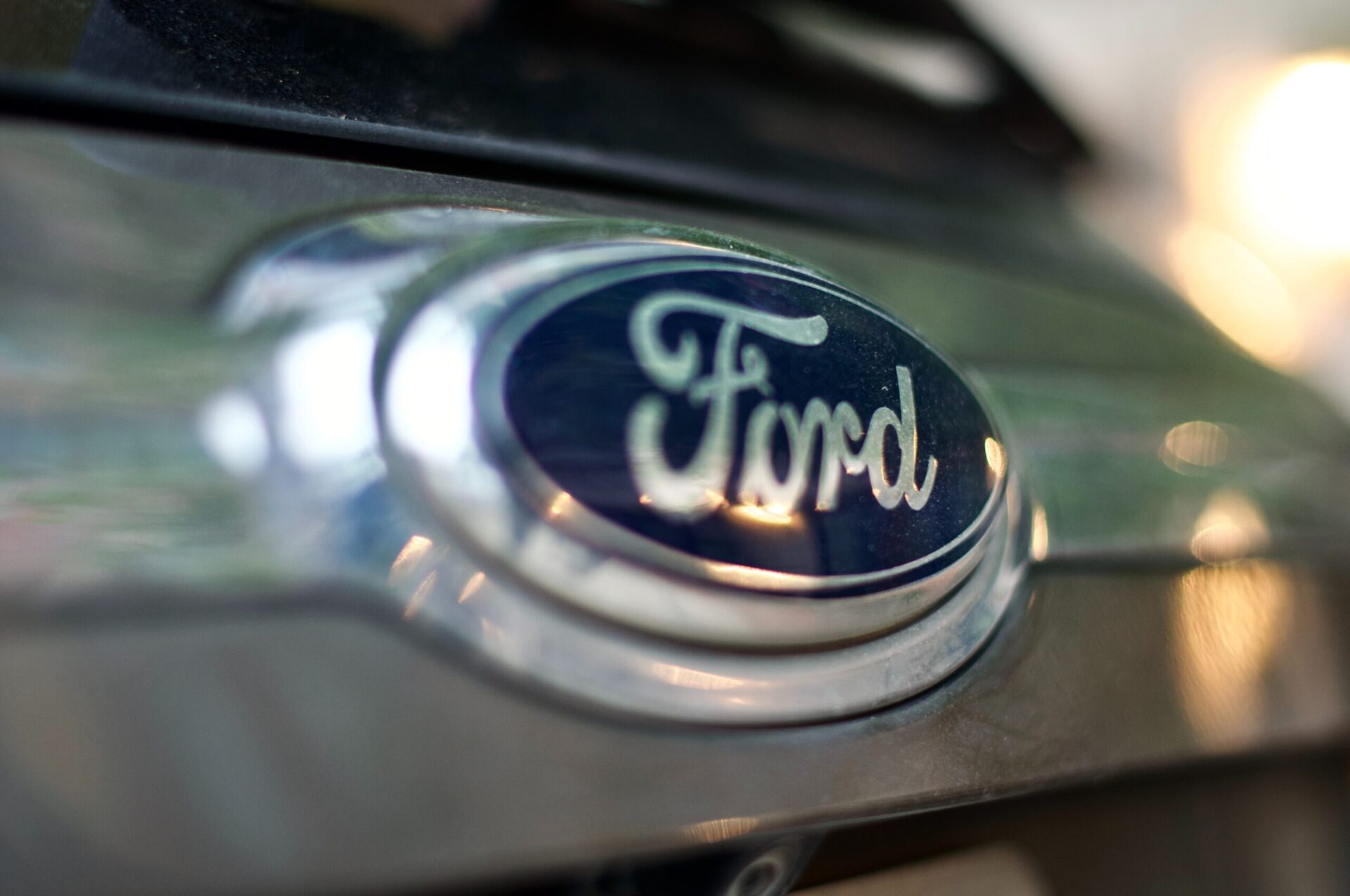 GM подал в суд на Ford из-за названия круиз контроля BlueCruise
