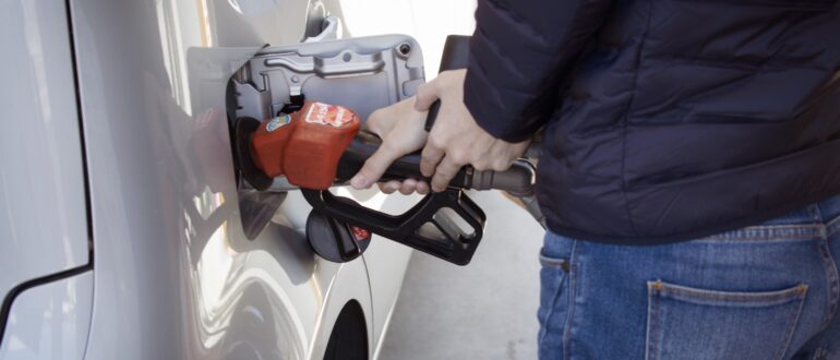 НТС: Цена на бензин в России должна быть на 3-5 рублей выше