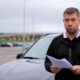 Водителей в РФ обманывают в автосалонах на сотни тысяч рублей из-за невнимательности