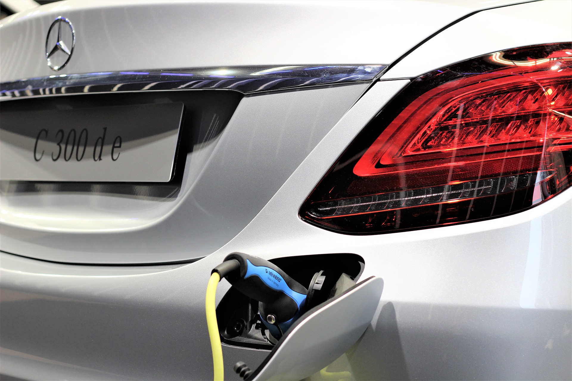 Компания Mercedes-Benz может прекратить разработку гибридов с 2021 года