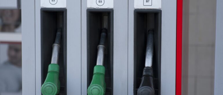 Аналитик ФНЭБ Юшков заявил, что цены на бензин снизились в сентябре из-за фактора сезонности