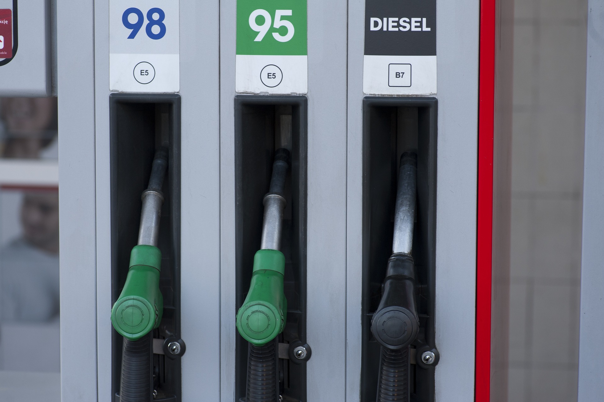 Аналитик ФНЭБ Юшков заявил, что цены на бензин снизились в сентябре из-за фактора сезонности