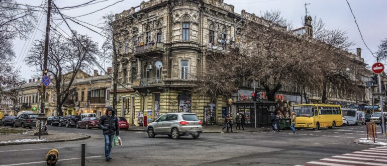 Минтранс в РФ предложил изменить приоритеты на перекрестках с круговым движением