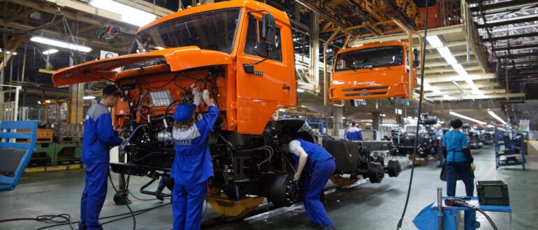 Россиянам назвали зарплаты на автомобильных заводах в России в 2021 году