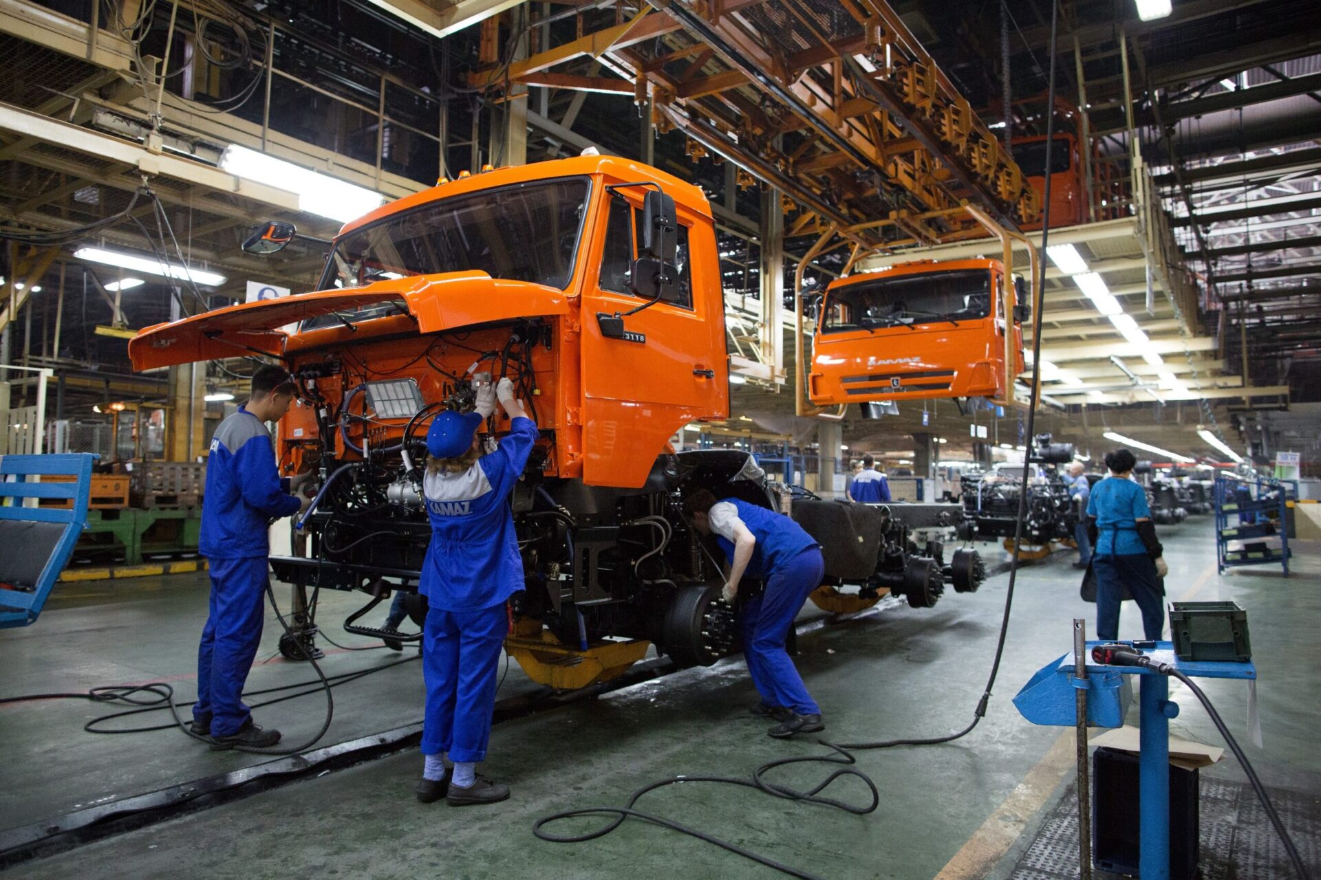 Россиянам назвали зарплаты на автомобильных заводах в России в 2021 году