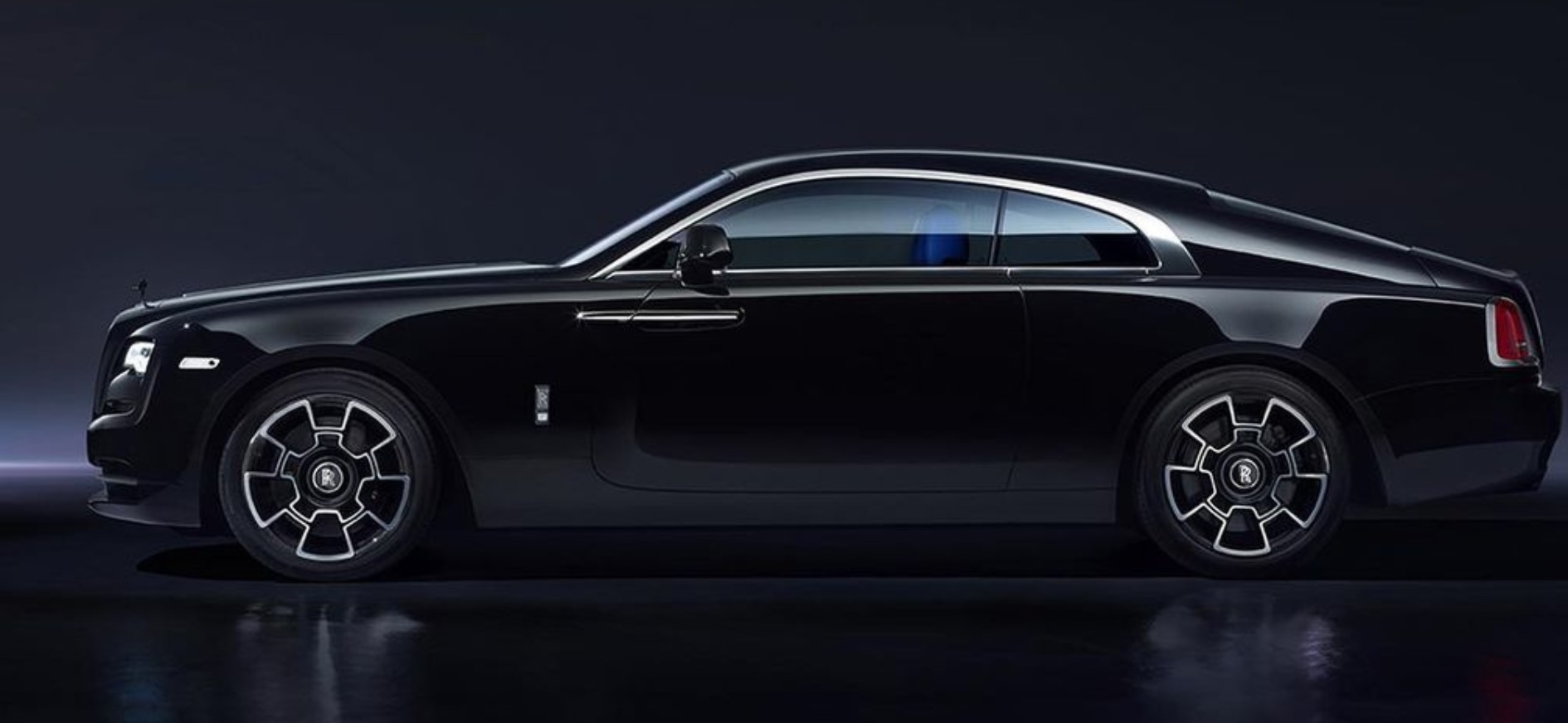 Бренд Rolls-Royce показал тизер автомобиля Ghost Black Badge
