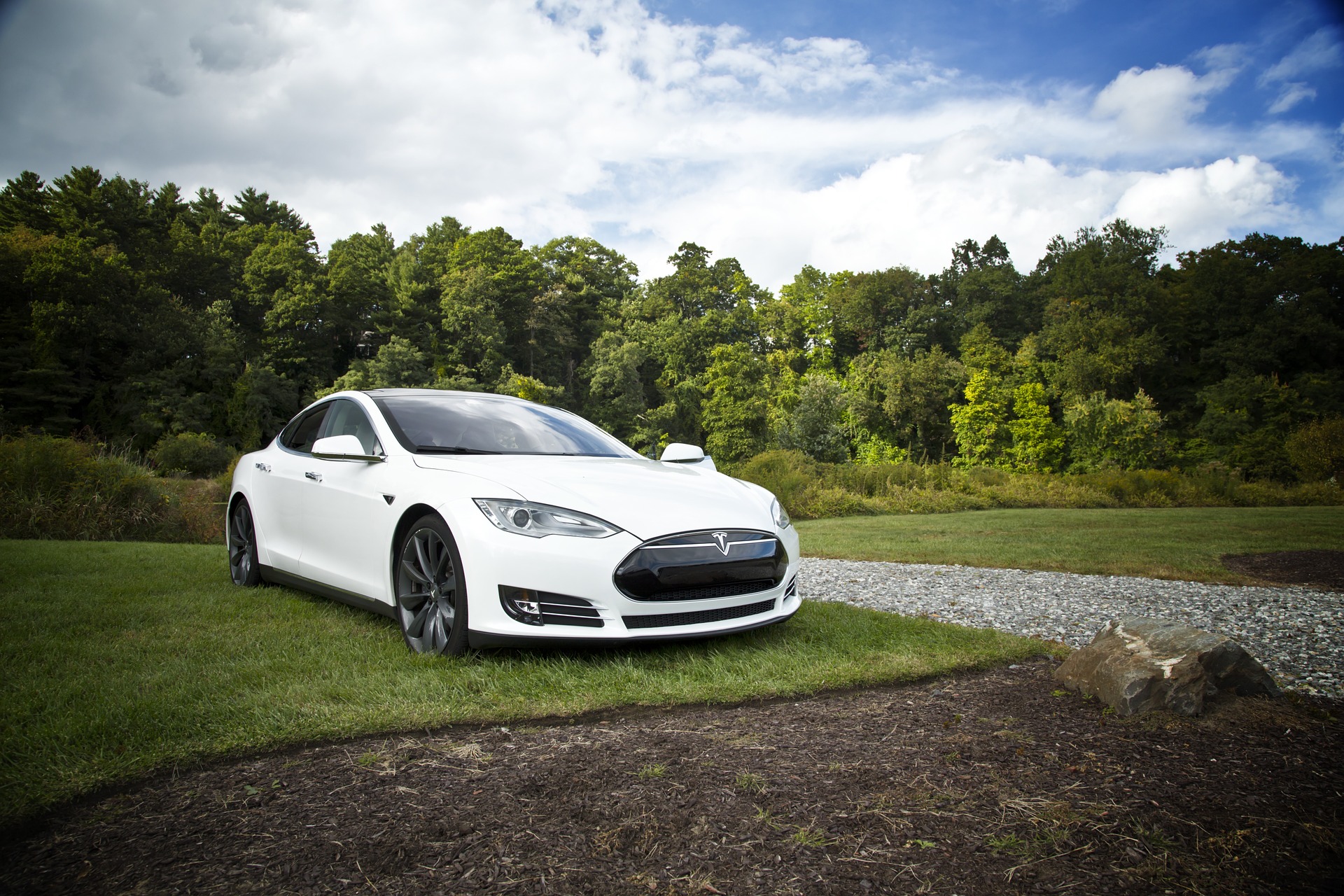 Автомобили Tesla оснастили новой функцией по отпугиванию потенциальных угонщиков голосом