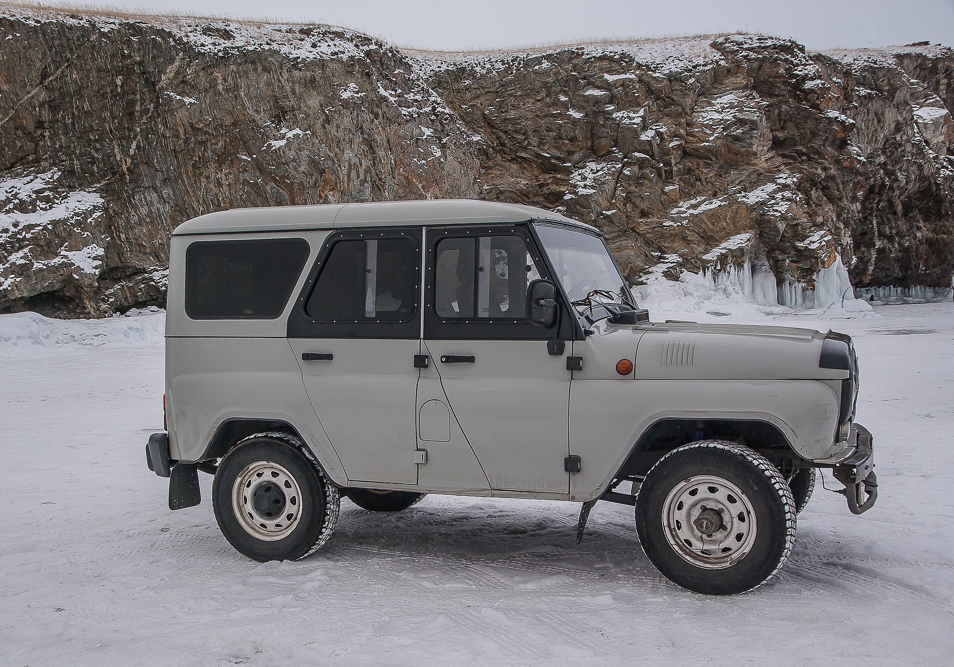 В интернете опубликовали фото редкого исполнения внедорожника УАЗ Т-469 для уборки снега