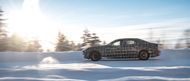 Новый седан BMW i7 проходит зимние динамические испытания у Полярного круга в Швеции