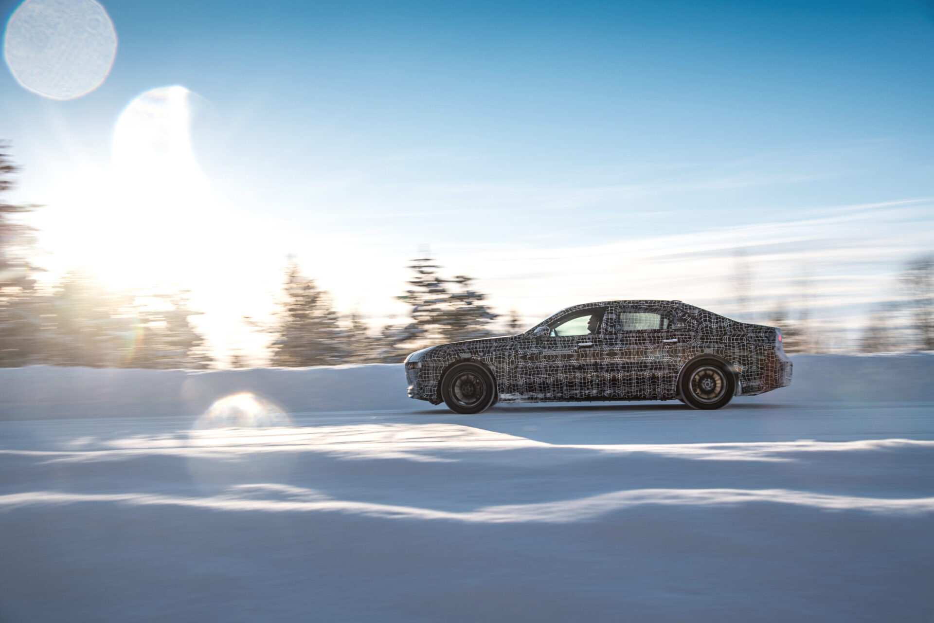 Новый седан BMW i7 проходит зимние динамические испытания у Полярного круга в Швеции