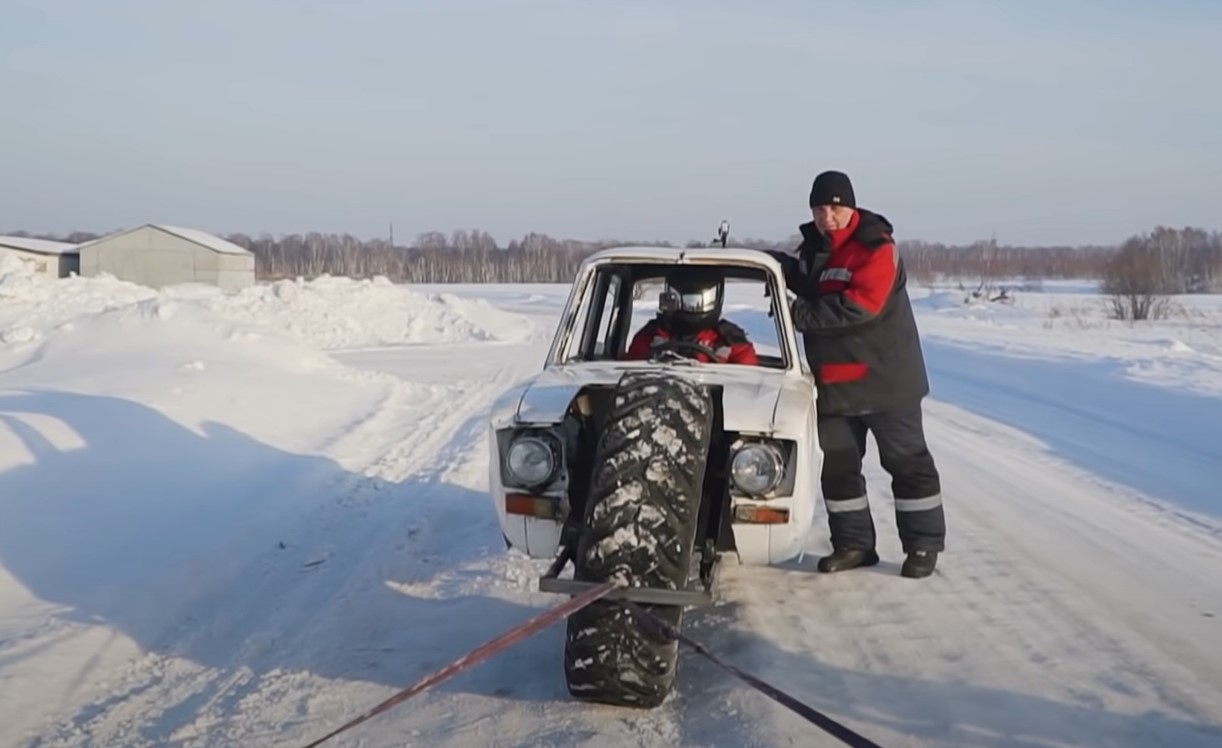 Умельцы в России сделали двухколесные Жигули и попытались на них проехать