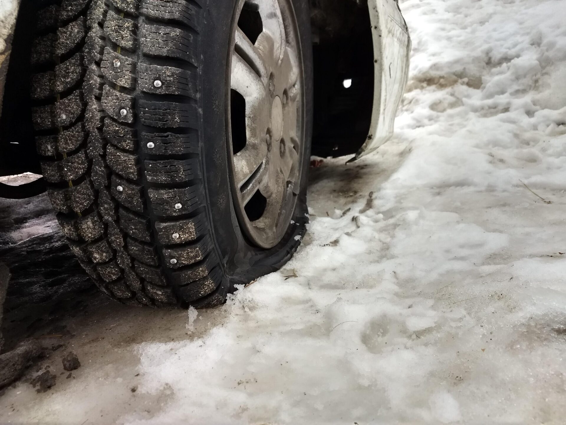 Автоэксперт Жар советовал водителям в РФ снизить давление в шинах автомобиля зимой