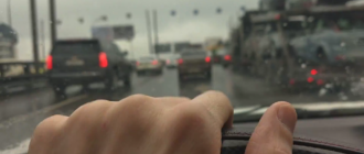 Водителям в РФ посоветовали не обгонять автомобили на заснеженной трассе