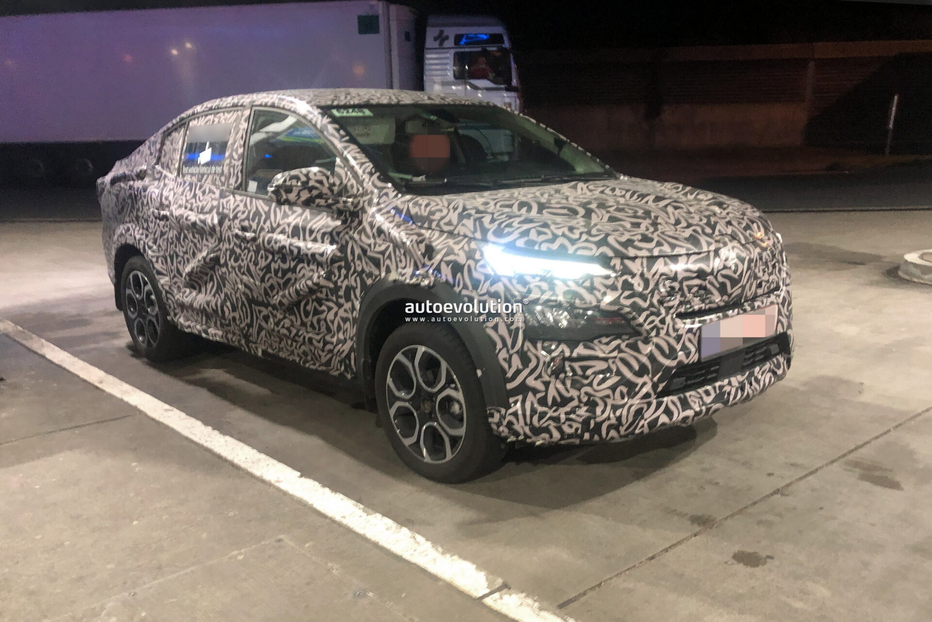 Autoevolution опубликовал первые фото нового кроссовера Renault на базе Logan для рынка РФ