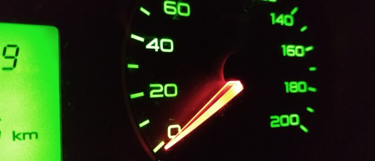 Водителям в РФ назвали скорость, на которой автомобиль тратит меньше топлива