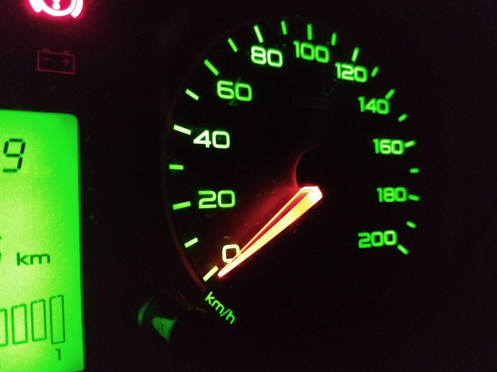 Водителям в РФ назвали скорость, на которой автомобиль тратит меньше топлива