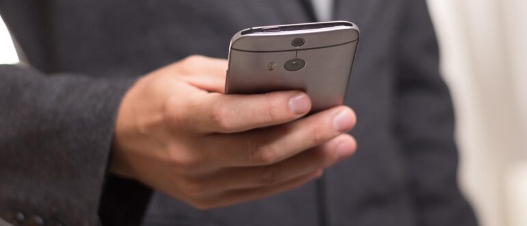 Граждан в РФ предупредили о том, что в жару смартфон может загореться даже в кармане
