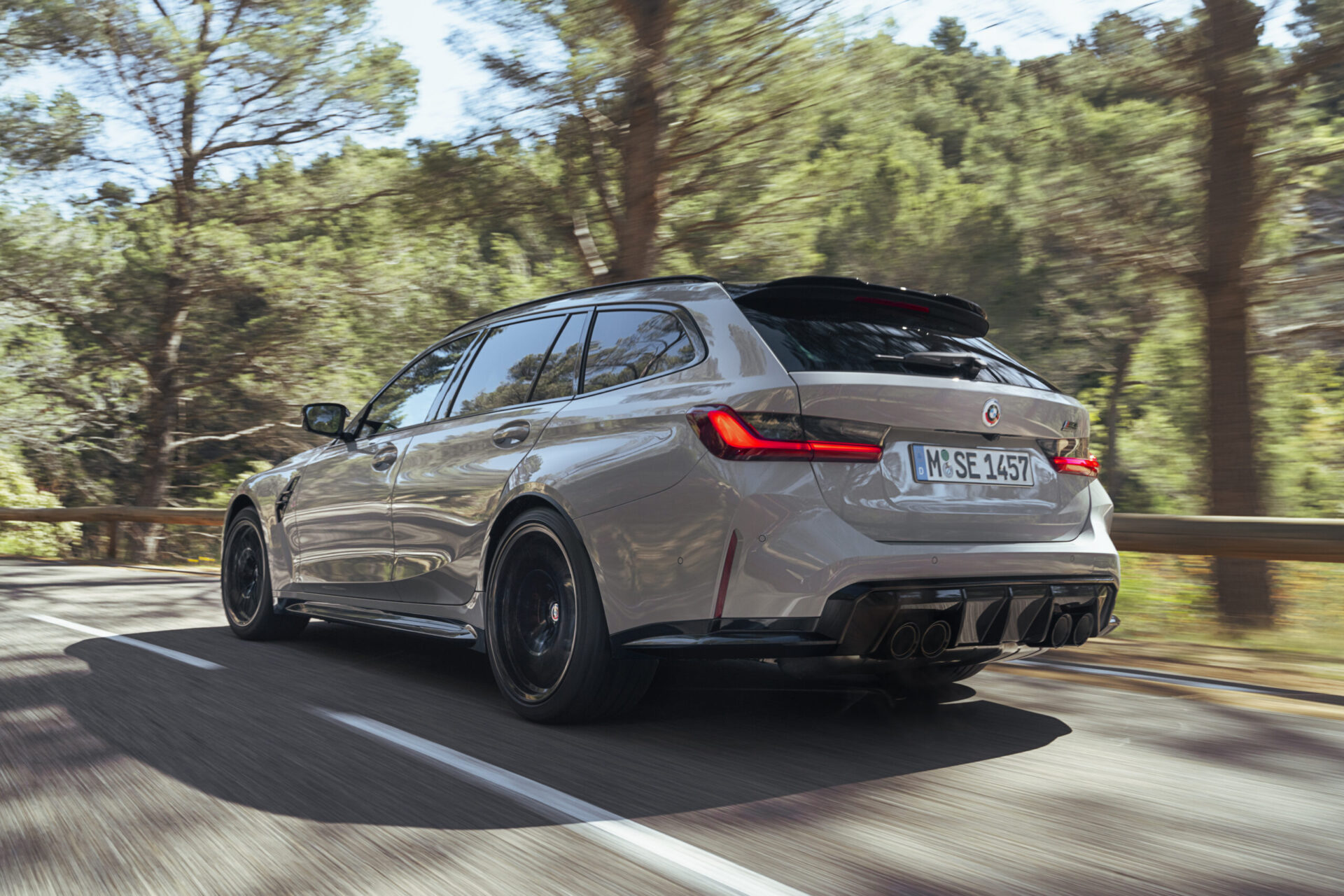 Модель BMW M3 в 2022 году впервые показана в кузове универсал