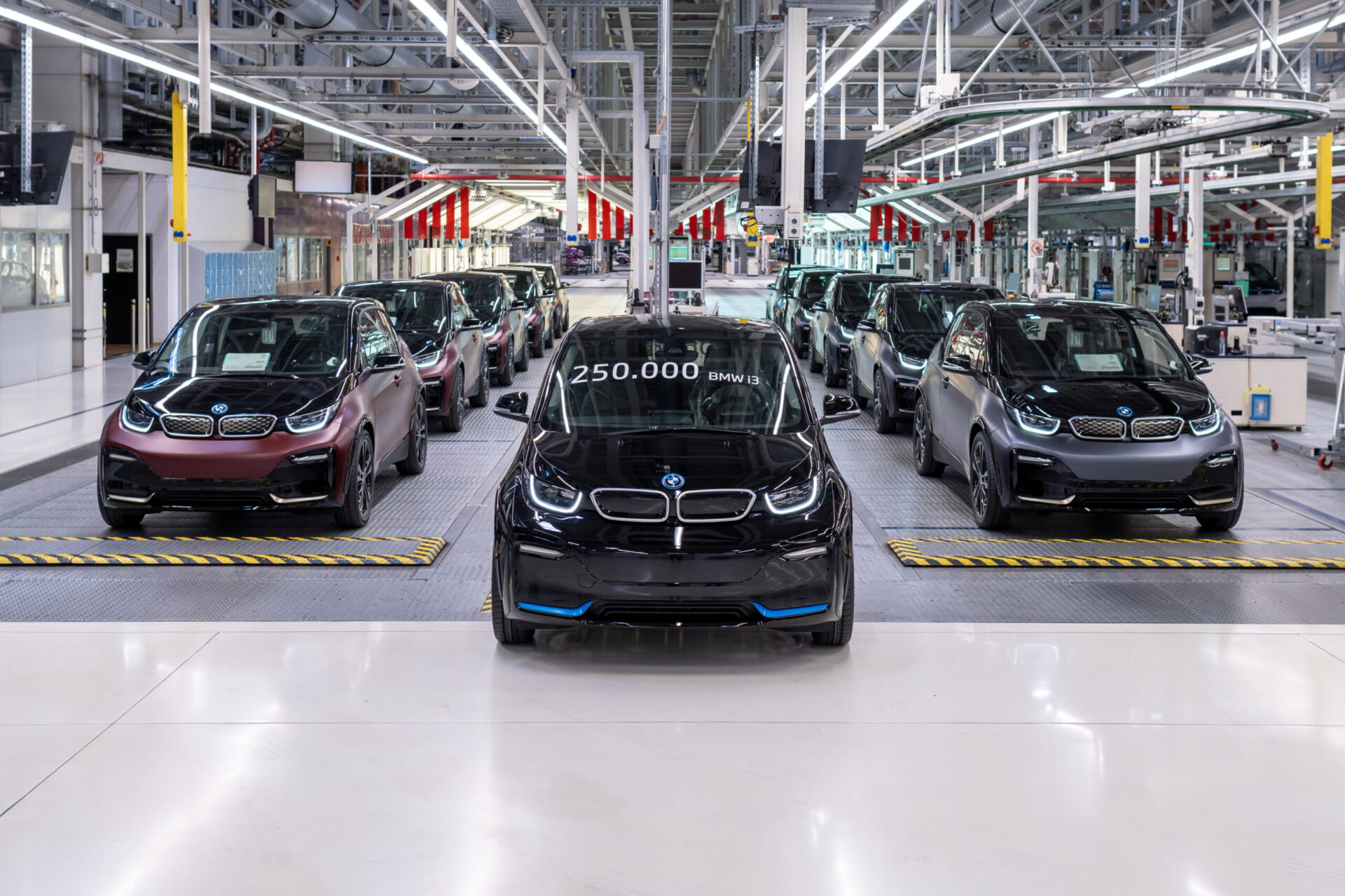 Компания BMW завершила производство электрокара BMW i3 в 2022 году