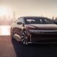 Автоэксперты перечислили 10 причин, по которым стоит купить электромобиль Lucid вместо Tesla