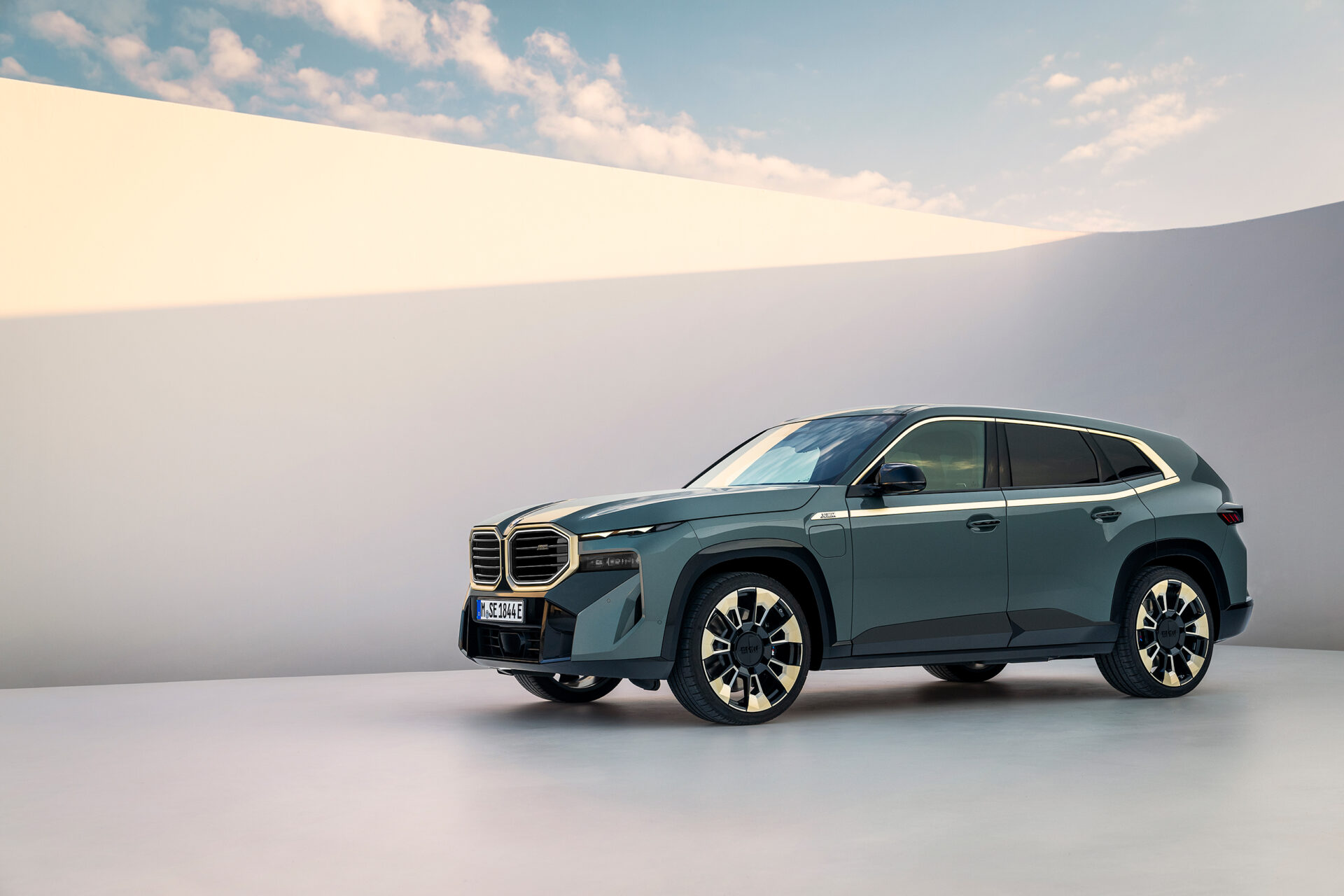 Компания BMW выпустила галерею официальных фотоизображений BMW XM 2023 года