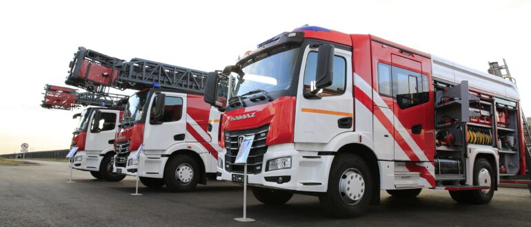Автозавод КАМАЗ представил главе МЧС РФ Куренкову пожарные автомашины нового поколения K5