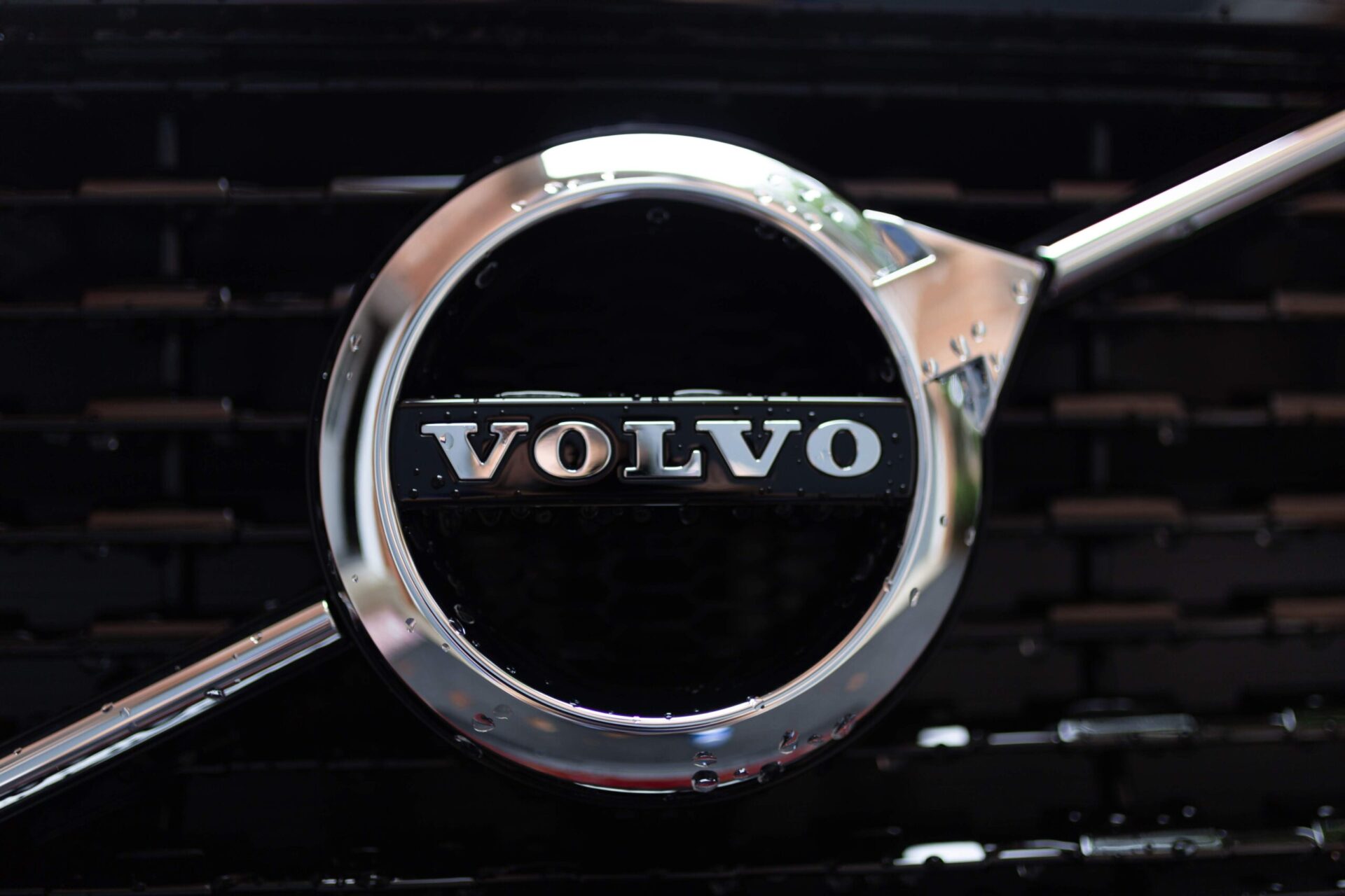 Компания Volvo попала в скандал из-за украденной музыки в своей рекламе в Китае