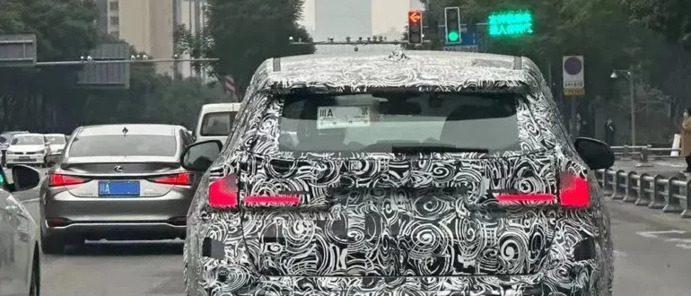 Новый мощный кроссовер BMW X1 M35i заметили в камуфляже в Китае