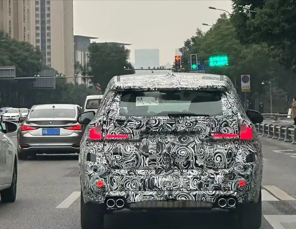 Новый мощный кроссовер BMW X1 M35i заметили в камуфляже в Китае
