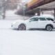 Исследователи закопали машину с ДВС и электромобиль в снег для оценки выживаемости людей