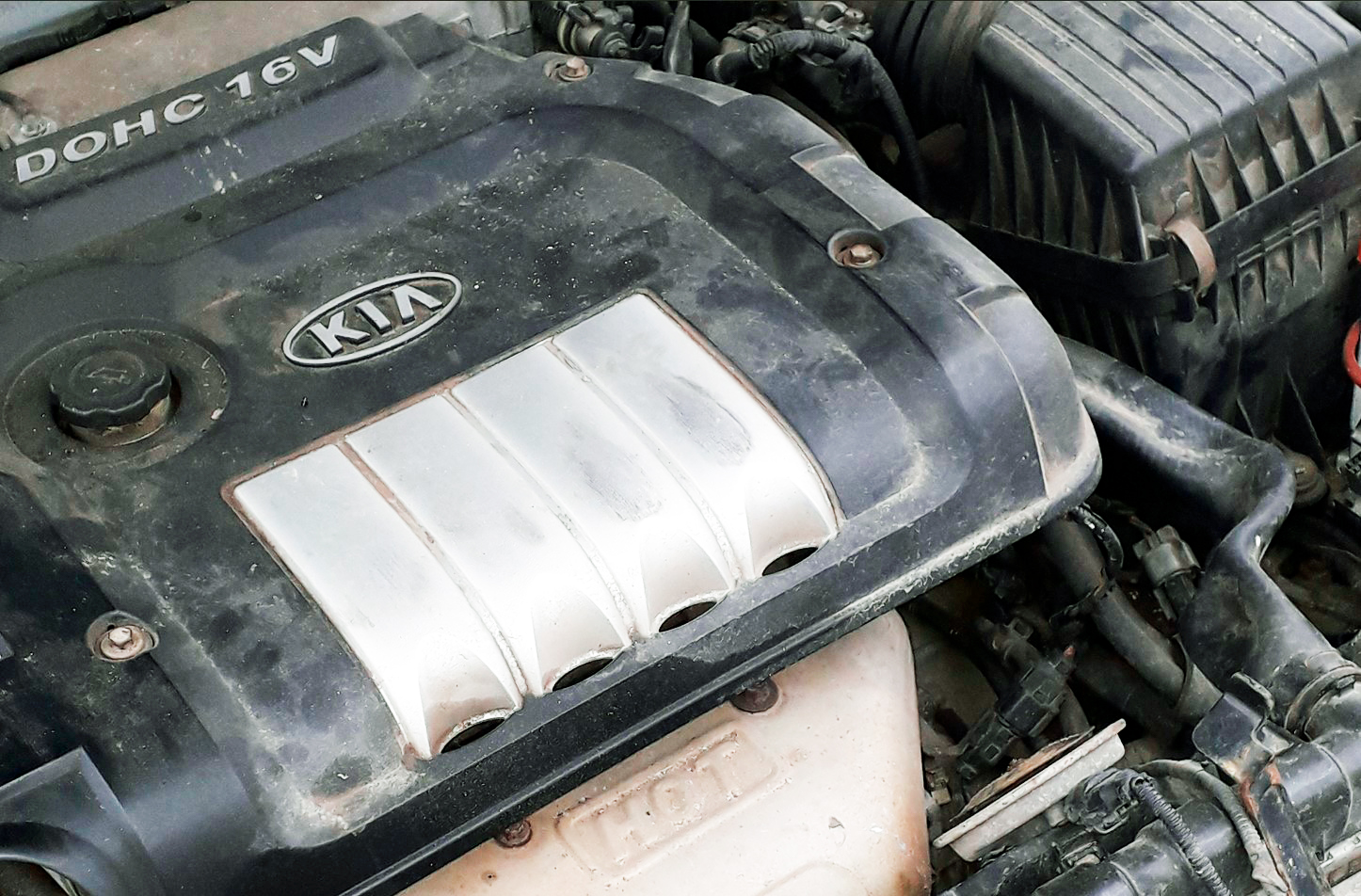 Эксперт «За рулем» Игорь Кацубо перечислил 3 признака для замены масла в двигателе автомашины