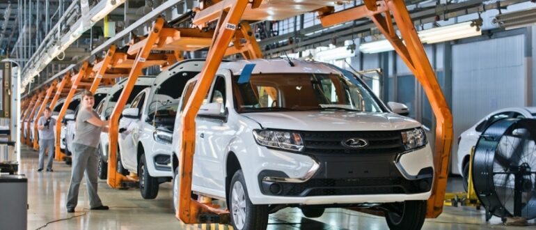 Дефицит автомобилей Lada Largus в автосалонах вызвал рост цен до 2,5 млн рублей