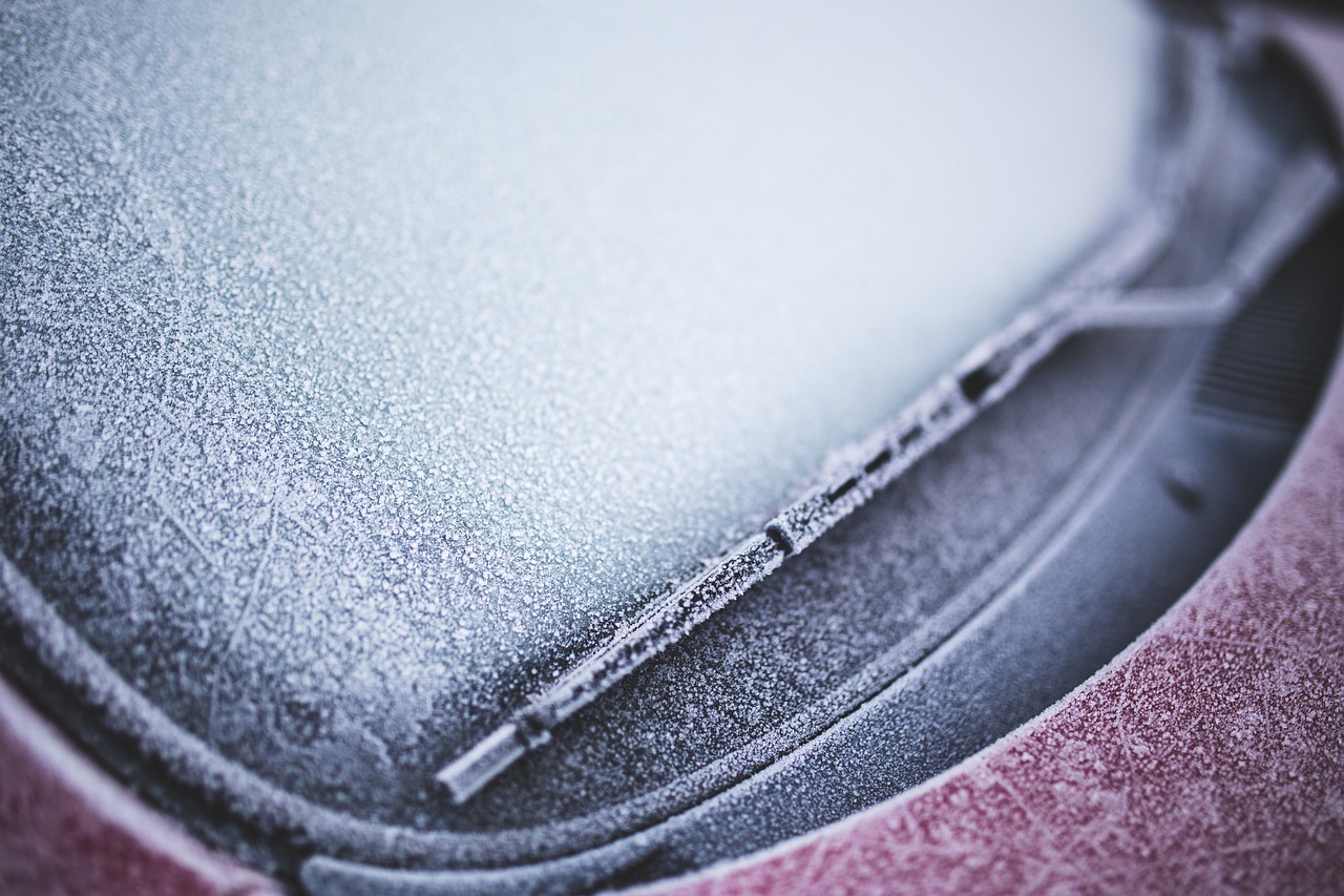 Специалисты рассказали, как решить проблему с замерзшими дворниками авто