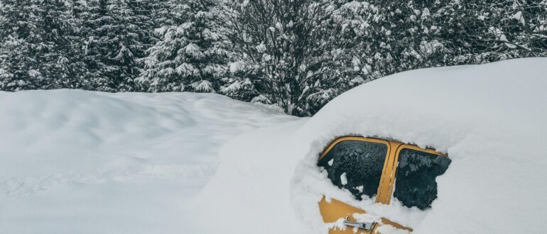 Россиянам дали совет, как правильно чистить автомобиль от снега и наледи