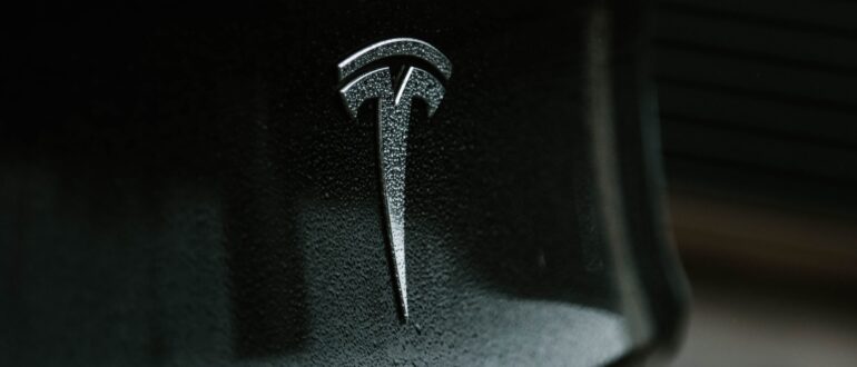 Tesla впервые обошла компанию Toyota, став самым богатым производителем авто