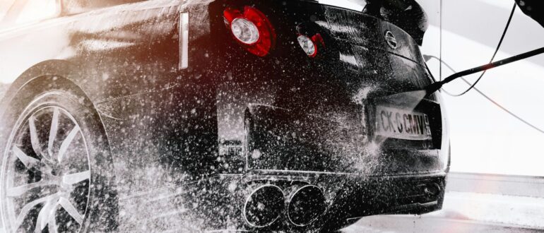 Эксперт Рузанов рассказал, как правильно и стоит ли мыть автомобиль зимой